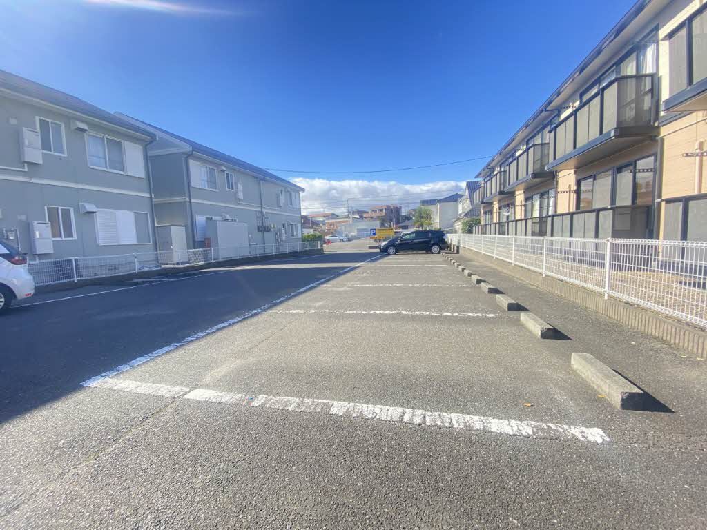 建物外観　駐車場