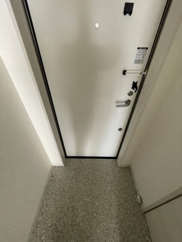玄関　イメージとして同マンション他部屋を表示しています