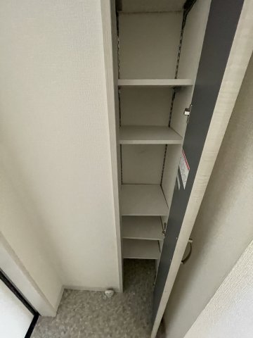 収納　イメージとして同マンション他部屋を表示しています