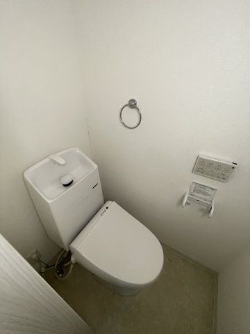 トイレ　イメージとして同マンション他部屋を表示しています