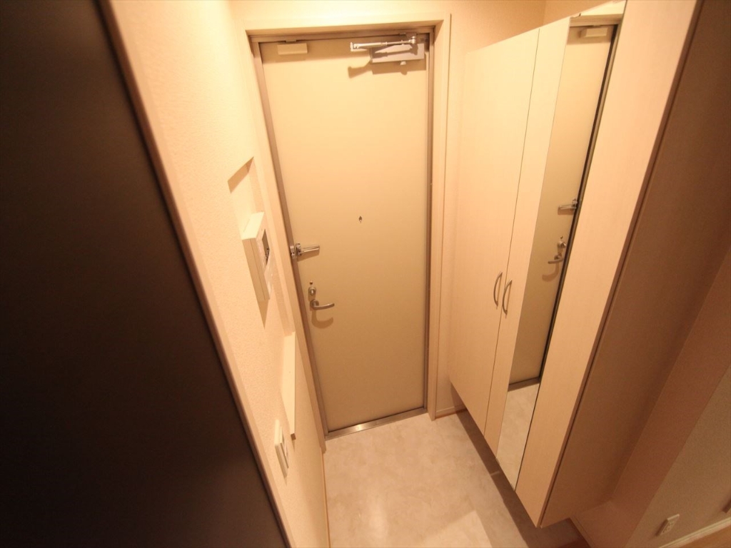 玄関　玄関　シューズボックス　姿見鏡付き（収納充実してます）