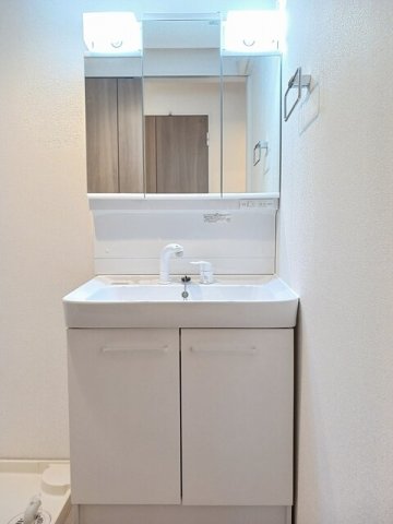 洗面設備　独立洗面台、朝の身支度には欠かせません