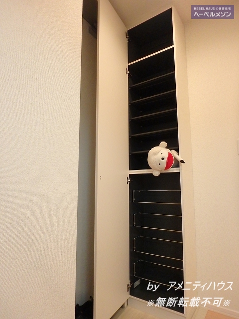 玄関　■玄関にはトールサイズの下駄箱あり。