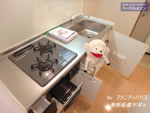 キッチン　■２口ガスコンロ・グリル付のシステムキッチン。