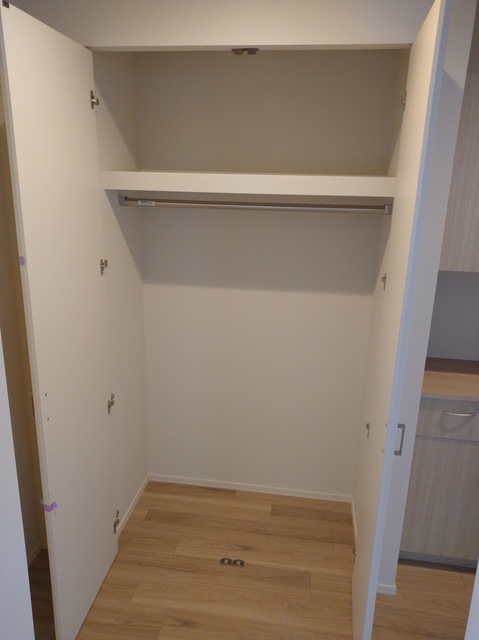 収納　玄関脇の収納がコートなど衣類を掛けるにも便利です