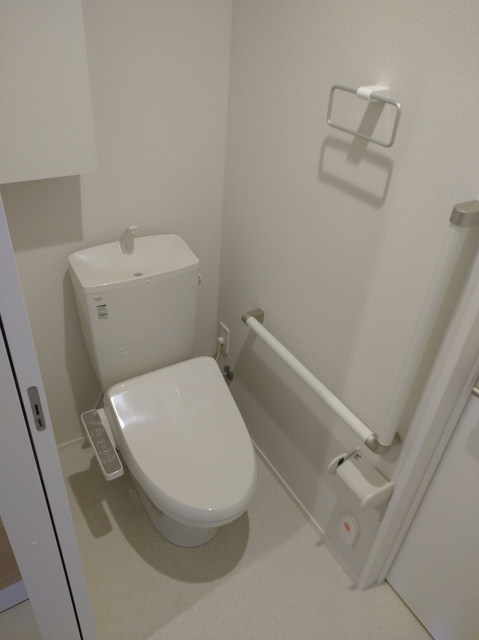 トイレ　手すりのあるトイレは洗浄暖房便座あり。緊急通報スイッチ付きで
