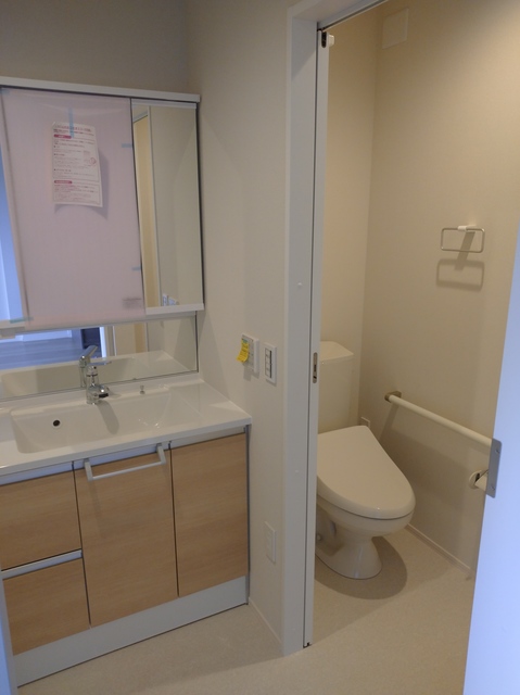 洗面設備　洗面所からもトイレへ移動できます