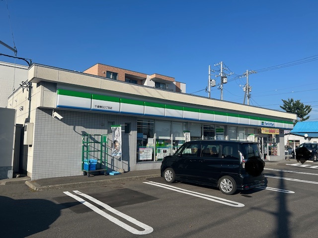 コンビニ　ファミリーマート千歳春日3丁目店（コンビニ）まで366m