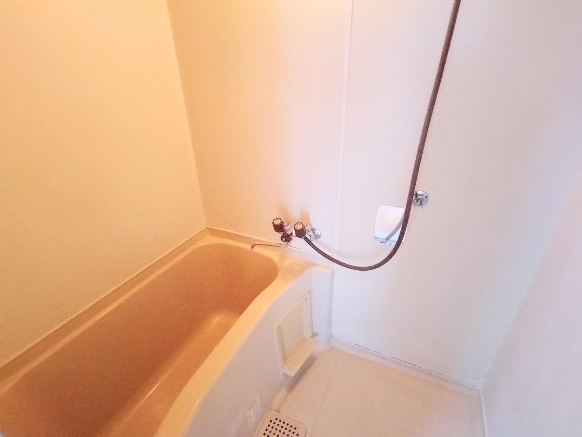 バス・シャワールーム　清潔感あるバス・トイレ別の浴室で、毎日の入浴もゆったり快適！