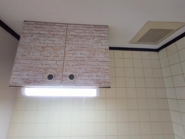 その他設備　吊り戸棚付きで、調理器具や食器もすっきり収納しやすいキッチン