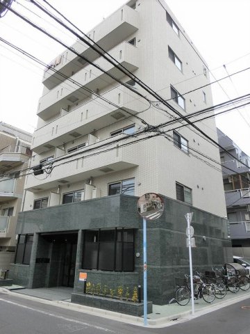 建物外観　鉄筋コンクリート造のがっちりとした建物。