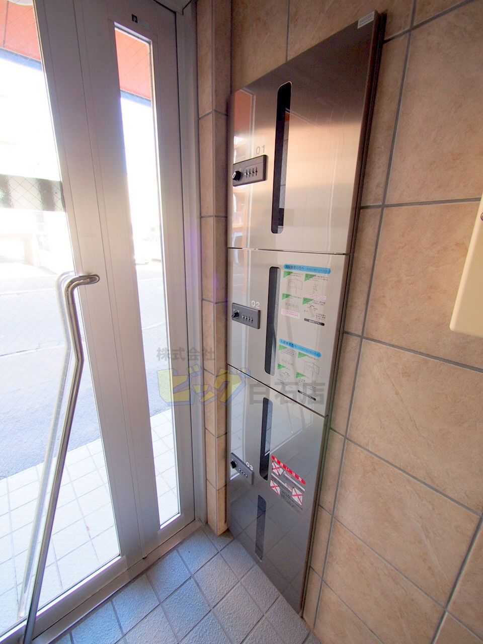 エントランス　留守中でも荷物が受け取れて便利な宅配ＢＯＸ完備しています♪