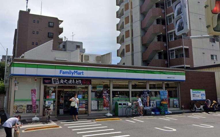 コンビニ　ファミリーマート（コンビニ）まで131m
