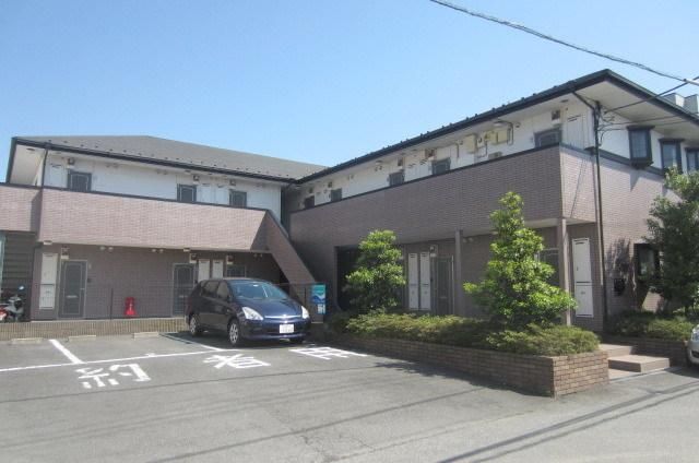 建物外観　2002年築の綺麗なアパート。敷地内駐車場も有り。