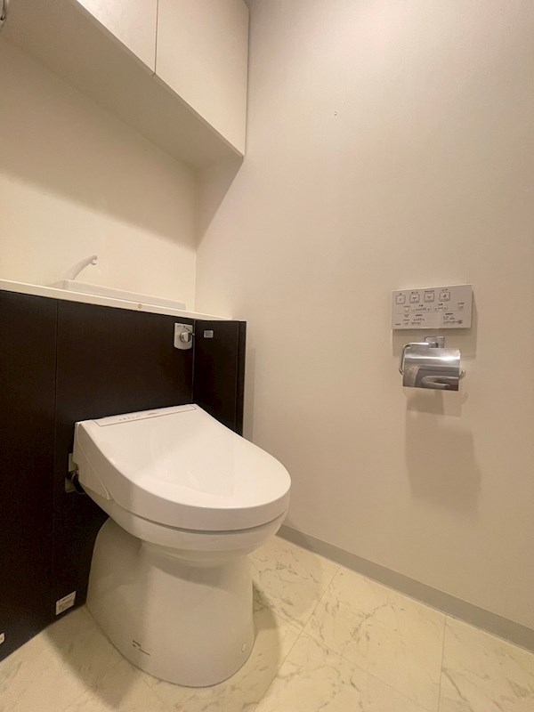 トイレ　落ち着いた色調のトイレです