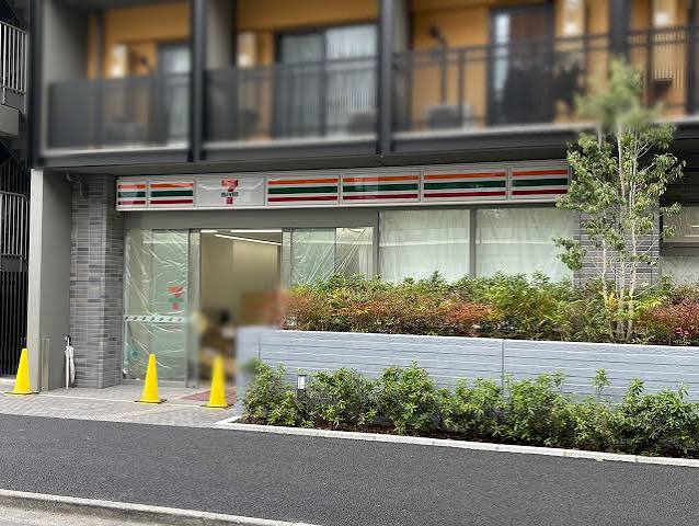 コンビニ　セブンイレブン新宿百人町3丁目店（コンビニ）まで216m