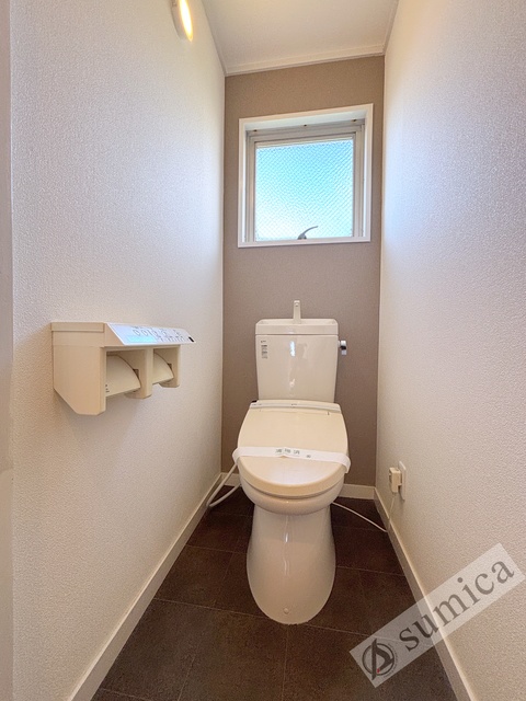 トイレ　人気アイテムの温水洗浄便座。清潔感のあるトイレです。