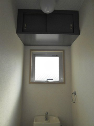 その他　トイレの上部に棚があり便利です♪（同仕様画像）