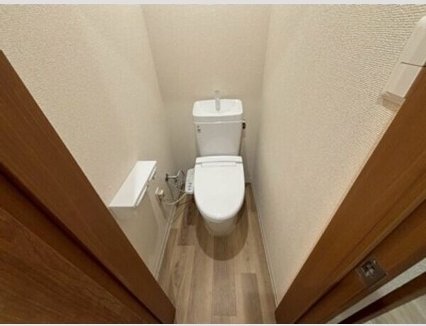 トイレ　※写真は同じマンションの違う部屋のものになります。