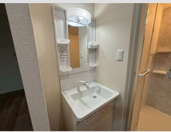 洗面設備　※写真は同じマンションの違う部屋のものになります。