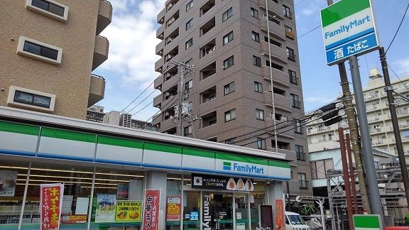 コンビニ　ファミリーマート（コンビニ）まで66m