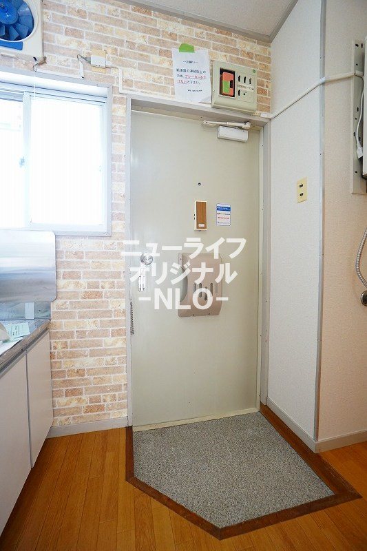 玄関　アクセントクロスがお部屋をお洒落に演出します☆