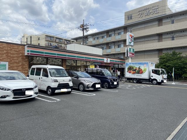 コンビニ　セブンイレブン 大阪加美東4丁目店（コンビニ）まで834m