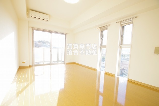 居室・リビング　2面採光の明るいお部屋♪