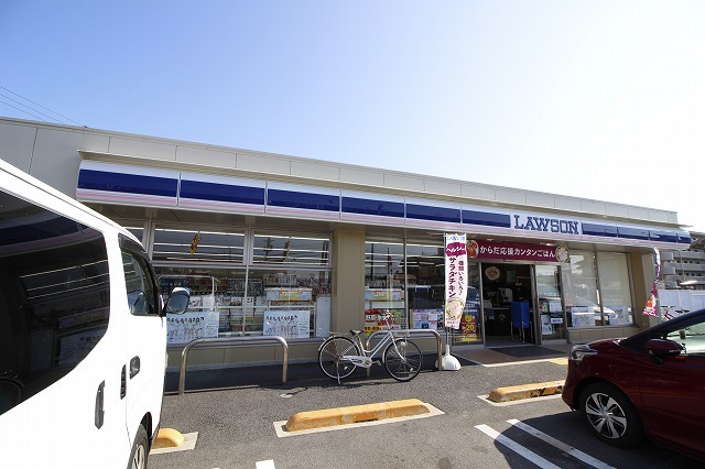 コンビニ　ローソン奈良法蓮町東店（コンビニ）まで750m