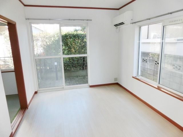 居室・リビング　角部屋で風通しが良さそうですね。