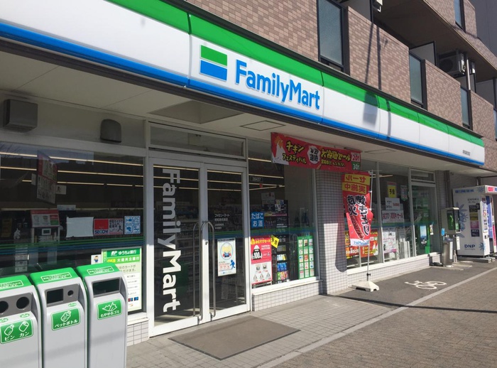コンビニ　ファミリーマート（コンビニ）まで300m