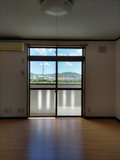 居室・リビング　※別部屋の写真です