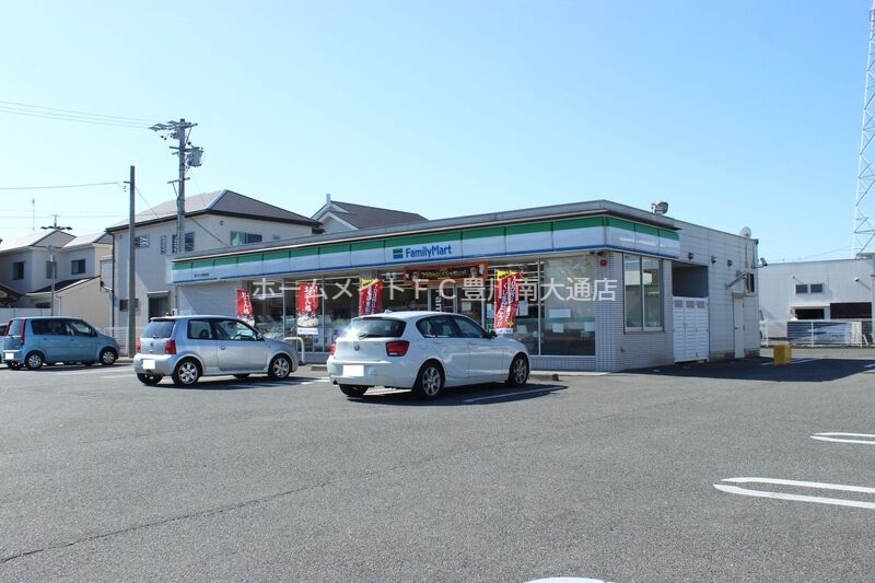 コンビニ　ファミリーマート豊川牛久保通店（コンビニ）まで713m