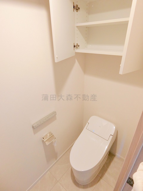 トイレ　手洗い場と温水洗浄便座付きのトイレ