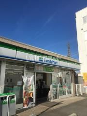 コンビニ　ファミリーマート 中小田井公園前店（コンビニ）まで327m