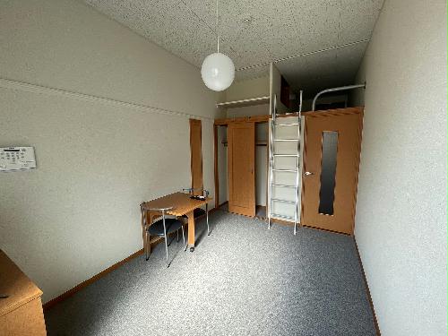 居室・リビング　備品や設備仕様は号室等により異なるため現地をご確認ください。