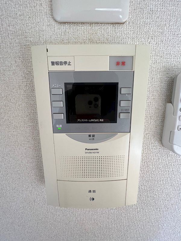 セキュリティ　モニターで来客者確認