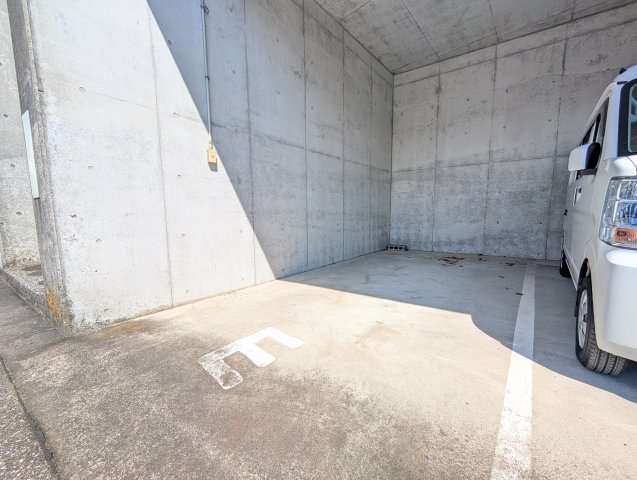 駐車場　【敷地内駐車場】別途契約可（月額11 000円）