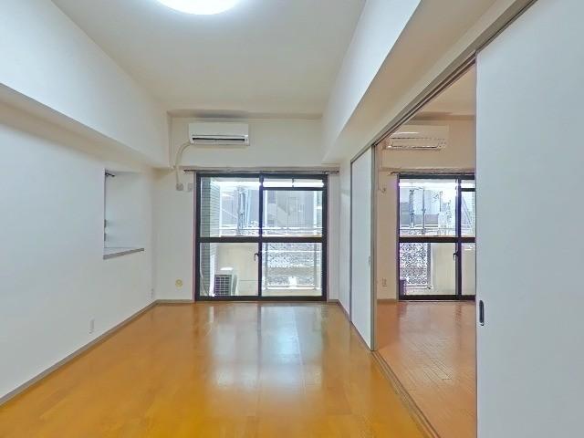 居室・リビング　※エアコン２基・ＬＤＫと洋室の照明２基、サービス設置品※