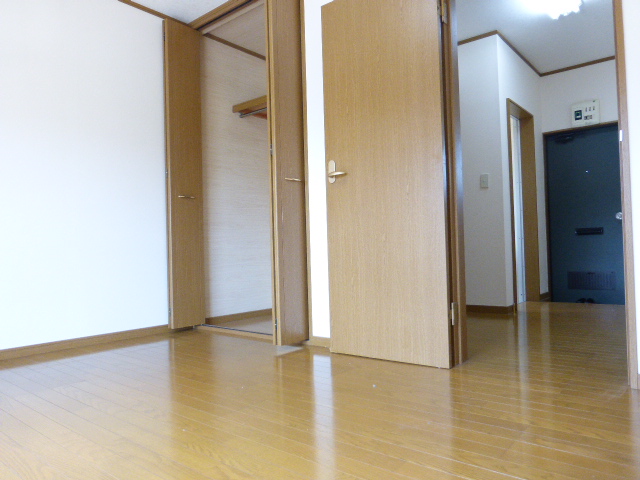 その他部屋・スペース　洋室　バルコニー側より撮影
