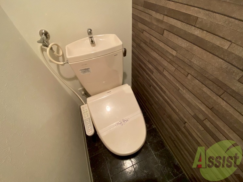 トイレ　ウォシュレット機能がついたトイレです。安心して使用できます。