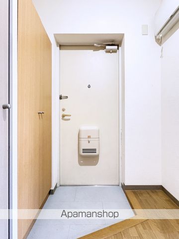 ＪＲ東海道本線 浜松駅 バス乗車時間：27分 最寄りバス停で下車 徒歩6分 4階建 築25年の玄関写真