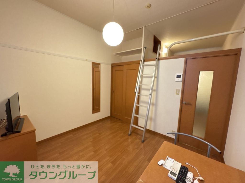 居室・リビング　1階はフローリング、2階はじゅうたんです。