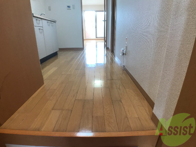 玄関　玄関から撮影しました。明るい印象ですね。