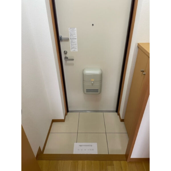 玄関　別部屋同一間取りのお写真となります。