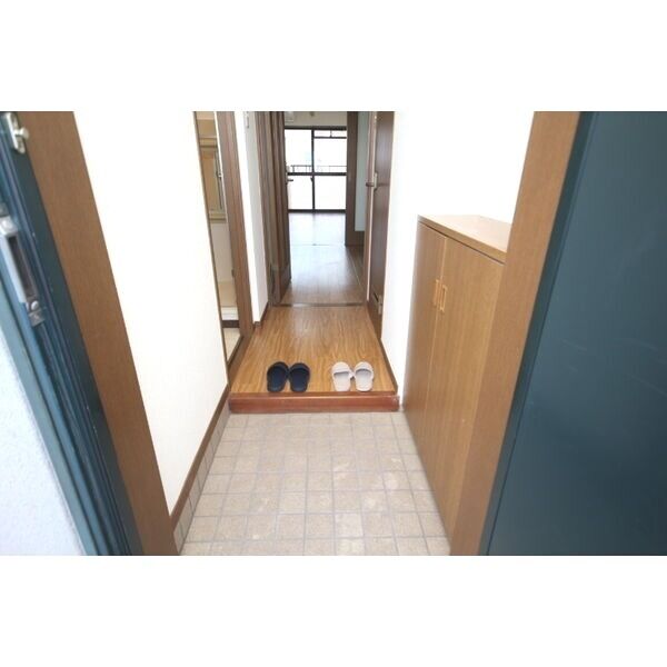 玄関　玄関にはシューズボックスあり