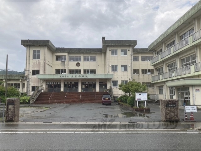小学校　豊岡市立三江小学校（小学校）まで1100m