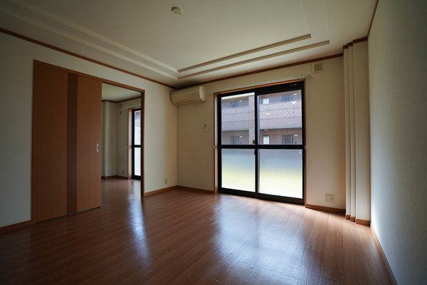 居室・リビング　同じ建物の別なお部屋