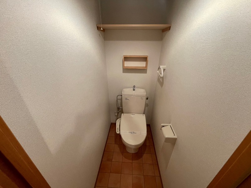トイレ　こちらはトイレです。清潔感があり、安心して使用できます。