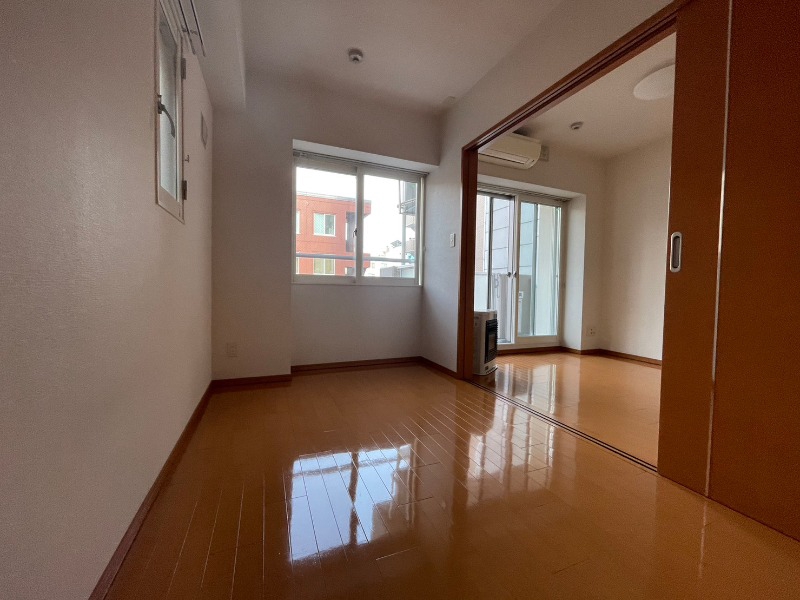 その他部屋・スペース　寝室はこちらです。光が差し込む、温かみのあるお部屋です。